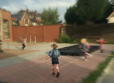 Moeder op het schoolplein