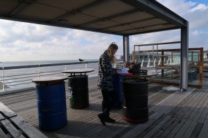 Aan het werk op de pier in Scheveningen